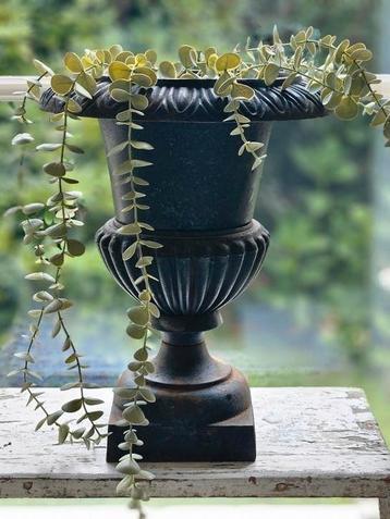 Antieke grote zware zwarte louvrevaas. Uit Frankrijk  beschikbaar voor biedingen