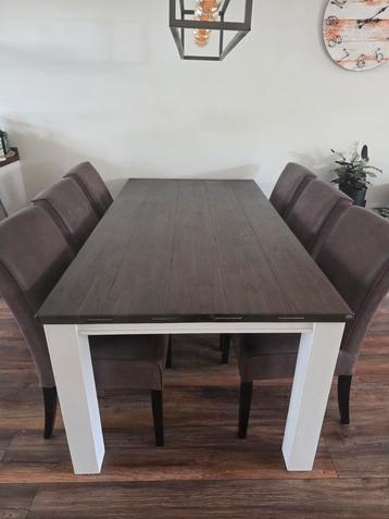 Houten landelijke eettafel en salontafel en kastje beschikbaar voor biedingen