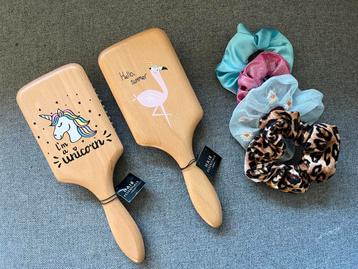 2 houten haarborstels met 4 gratis scrunchies beschikbaar voor biedingen