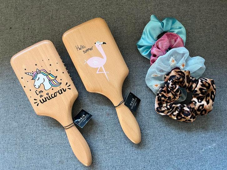 2 houten haarborstels met 4 gratis scrunchies, Sieraden, Tassen en Uiterlijk, Uiterlijk | Haarverzorging, Nieuw, Ophalen of Verzenden