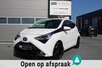 Toyota Aygo 1.0 VVT-i NAVI/CAMERA/CRUISE/LED/15''/VOLL, Voorwielaandrijving, Stof, Euro 6, 4 stoelen