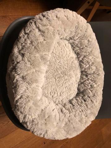 Heerlijk fluffy katten mandje beschikbaar voor biedingen
