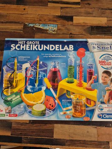 Het grote scheikundelab beschikbaar voor biedingen
