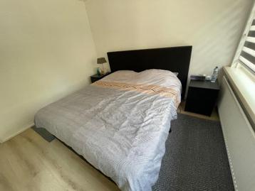 Zwarte elektrische boxspring (met evt 2 nachtkastjes) beschikbaar voor biedingen
