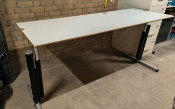 Sta zit buro bureau. Werkbank kantoor werkplaats 