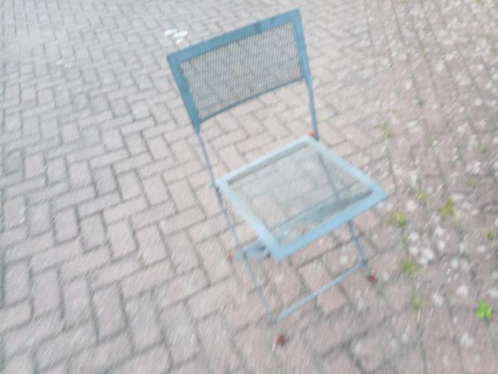Vintage Frans metalen inklapbare bistro stoel., Tuin en Terras, Tuinstoelen, Zo goed als nieuw, Metaal, Ophalen of Verzenden
