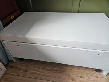 Speelgoed/LEGO tafel beschikbaar voor biedingen