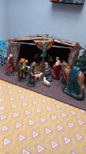 Kerststal met grote, meer dan 80 jaar oude beelden. beschikbaar voor biedingen