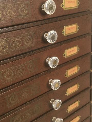 Zeldzaam antiek L.V. garenkastje / fourniturenkastje beschikbaar voor biedingen