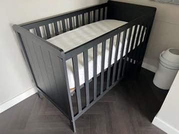 Zwart ledikant 60x120 incl matras beschikbaar voor biedingen