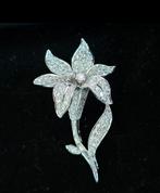 Prachtige bloem broche Platina met 104 diamanten, Sieraden, Tassen en Uiterlijk, Broches, Ophalen of Verzenden, Zo goed als nieuw