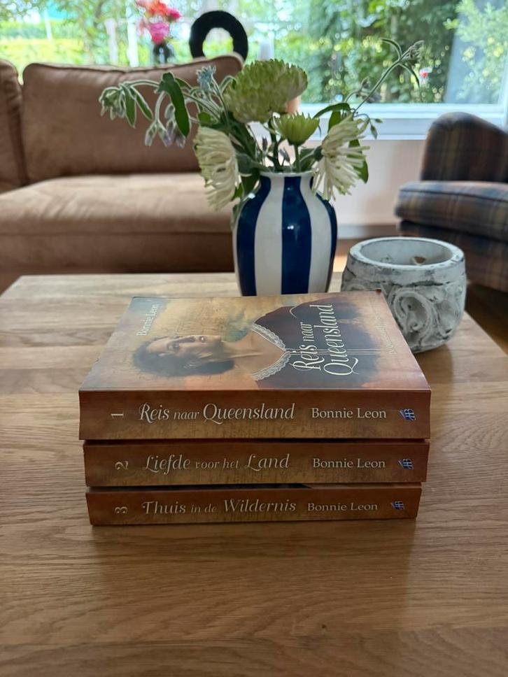 Bonnie Leon 1 Reis naar Queensland + deel 2 & 3, Boeken, Literatuur, Zo goed als nieuw, Nederland, Ophalen of Verzenden