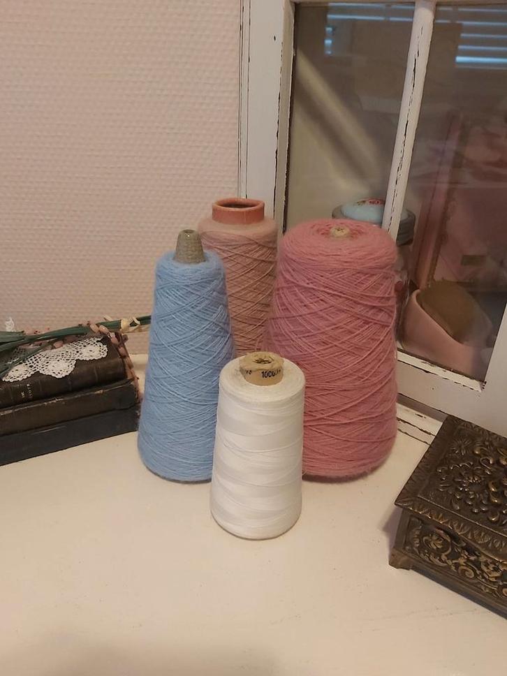 Oude brocante klossen met garen. Roze wit blauw. Decoratie, Antiek en Kunst, Curiosa en Brocante, Ophalen of Verzenden