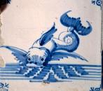 Antieke Delftse blauwwitte tegel met zeemonster, vis, Verzenden