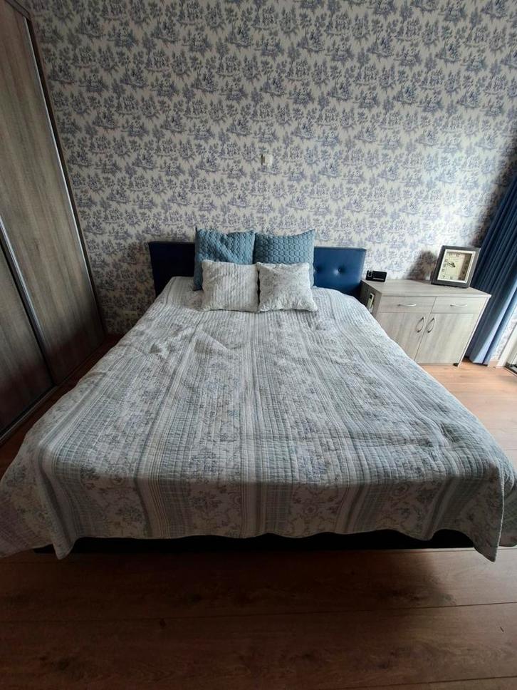 Mooi 2 persoons boxspring bed blauw met hoofdbord entrada, Huis en Inrichting, Slaapkamer | Boxsprings, Zo goed als nieuw, 180 cm