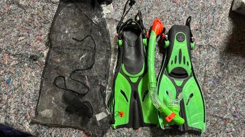 Snorkel en flippers maat 32-37 beschikbaar voor biedingen