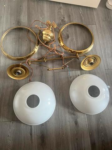 Antieke Messing Hanglamp met Glazen Kappen - Klassiek Design beschikbaar voor biedingen