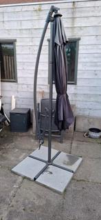Zweefparasol zwart, 3m doorsnee, met voet en 4 betontegels., Tuin en Terras, Ophalen, Verstelbaar, 2 tot 3 meter, Zweefparasol