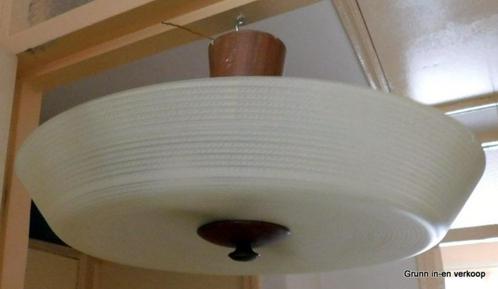 Mid Century plafondlamp met bewerkt melkglas, Huis en Inrichting, Lampen | Hanglampen, Gebruikt, Minder dan 50 cm, Glas, Hout