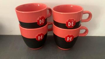Vier Douwe Egberts mokken zgan beschikbaar voor biedingen