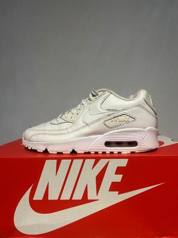 Maat 35,5 - Nike Air Max 90 Triple White beschikbaar voor biedingen