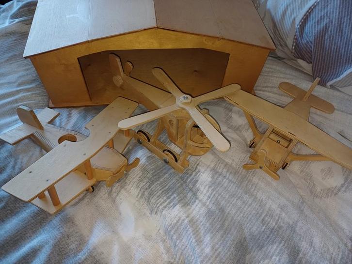 Houten Speelgoed Vliegtuigen met Hangar, Antiek en Kunst, Antiek | Speelgoed, Ophalen