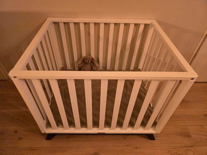 Bopita Box Lynn wit natural MDF, zwarte poten van beukenhout, Kinderen en Baby's, Boxen, Zo goed als nieuw, Ophalen of Verzenden