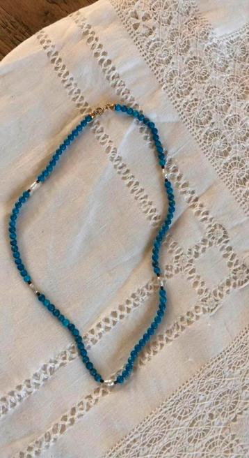 Ketting met turkooise kraaltjes beschikbaar voor biedingen