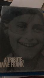 Anne Frank - A tribute to Anne Frank 1e druk!, Boeken, Biografieën, Gelezen, Ophalen of Verzenden, Overige