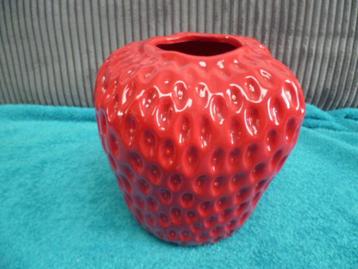 Rood aardbei vaas 21 cm beschikbaar voor biedingen