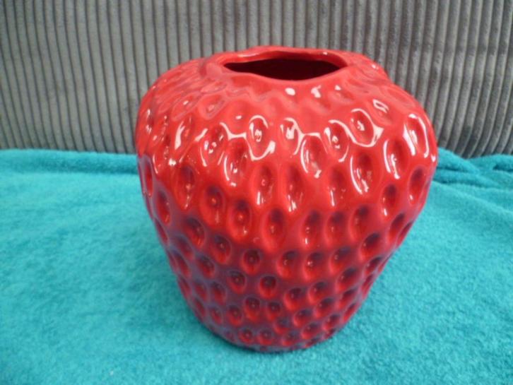 Rood aardbei vaas 21 cm, Huis en Inrichting, Woonaccessoires | Vazen, Zo goed als nieuw, Rood, Minder dan 50 cm, Aardewerk of Porselein