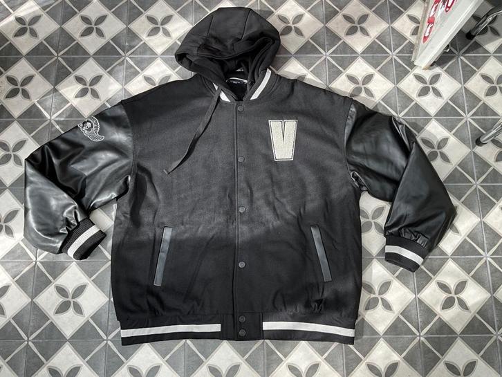 Collegejas zwart-grijs van Volbeat Maat L, Verzamelen, Muziek, Artiesten en Beroemdheden, Nieuw, Kleding, Ophalen of Verzenden