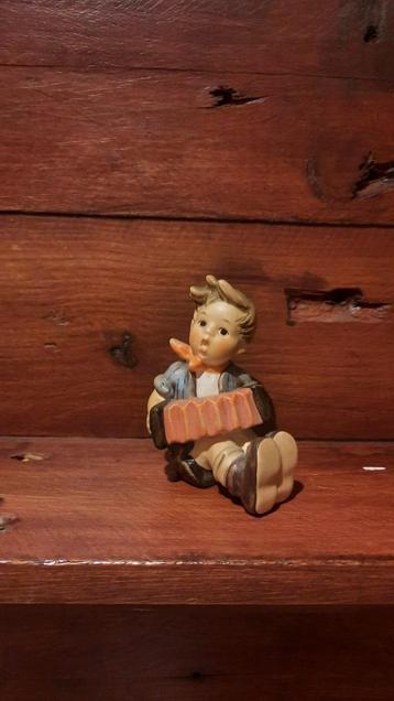 Hummel beeldje Tm3-Boy met accordeon Hum 390 beschikbaar voor biedingen
