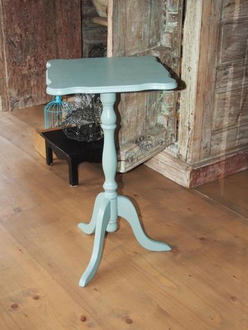 oude bijzettafel/Plantentafel beschikbaar voor biedingen