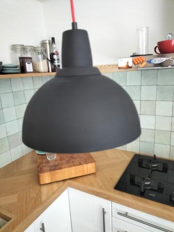 Fraaie hanglampen! Rood snoer en goudkleurige binnenzijde beschikbaar voor biedingen