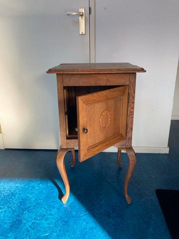 Antiek houten kastje met deur beschikbaar voor biedingen
