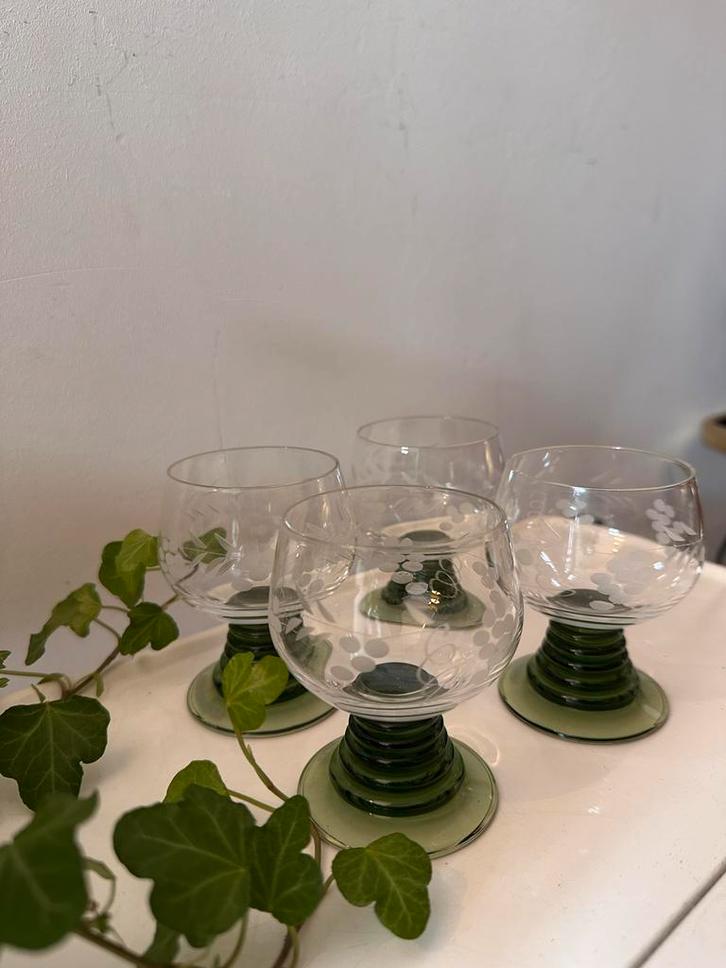 Set van 4 glazen ip donkergroene voet, Antiek en Kunst, Antiek | Glas en Kristal, Ophalen of Verzenden