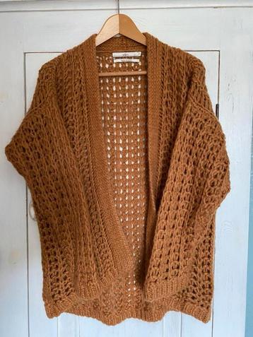 Warm Mohair Aaiko Vest Oker M in nieuwstaat beschikbaar voor biedingen
