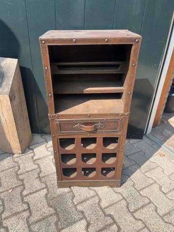 Leren wijnkast met houten frame beschikbaar voor biedingen