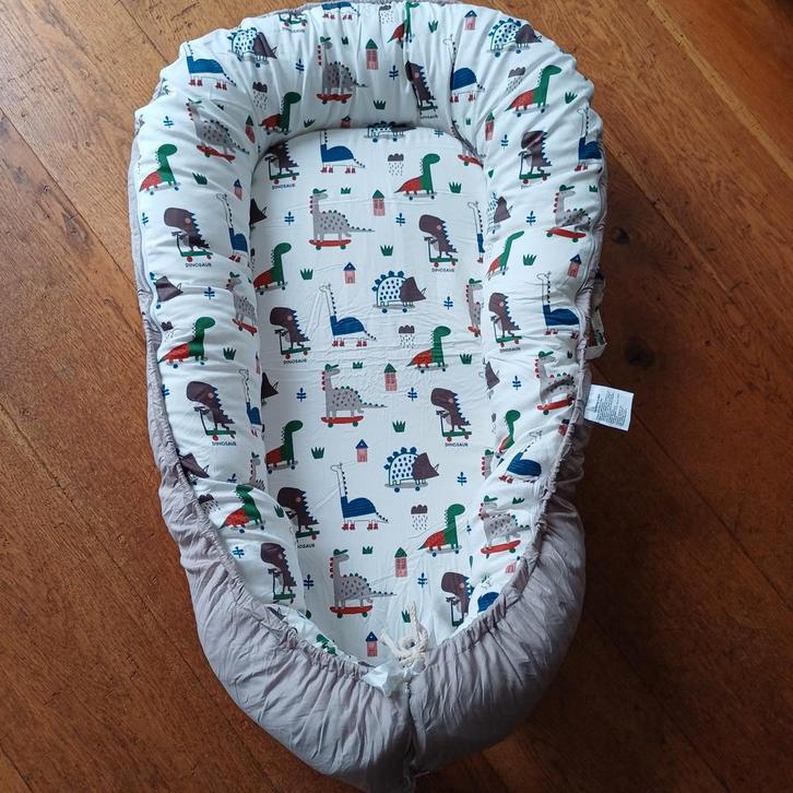 Babynestje met dino's - Zo goed als nieuw!, Kinderen en Baby's, Babywiegjes en Ledikanten, Zo goed als nieuw, Overige typen, Ophalen of Verzenden