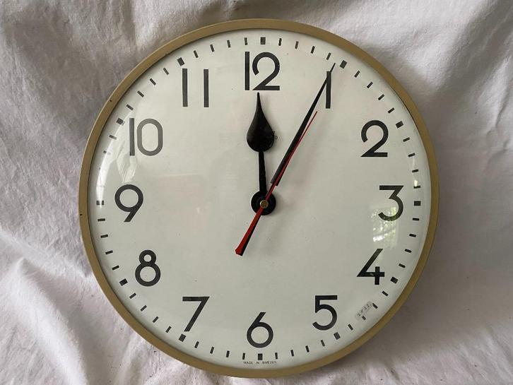 Elektrische wandklok met zeldzaam stemvork uurwerk, Antiek en Kunst, Antiek | Klokken, Ophalen of Verzenden