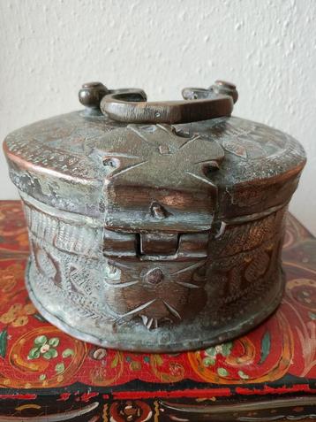 Oude Indiase, mooi bewerkte metalen chapati doos beschikbaar voor biedingen