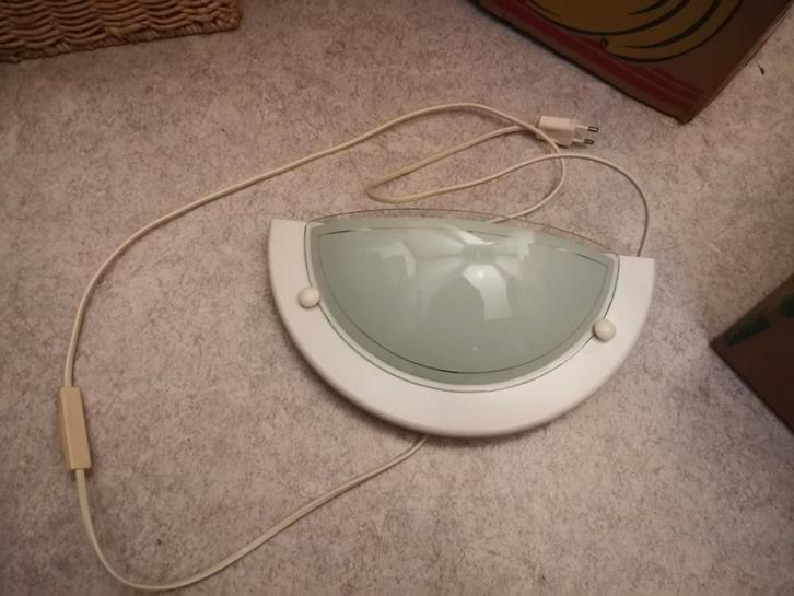 Mooie wandlamp met glazen kap, Huis en Inrichting, Lampen | Wandlampen, Zo goed als nieuw, Glas, Kunststof, Ophalen of Verzenden