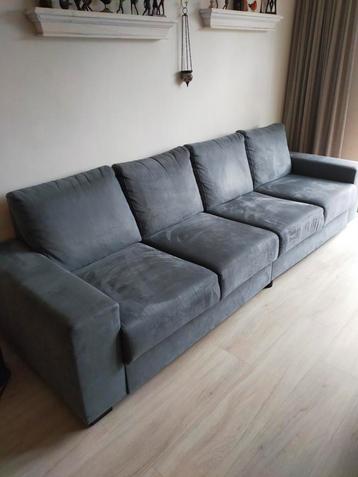 Grote grijze  vier persoons bank 