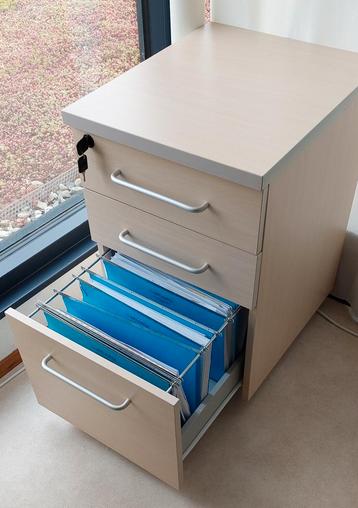 Bureaukastje in goede en nette staat  beschikbaar voor biedingen