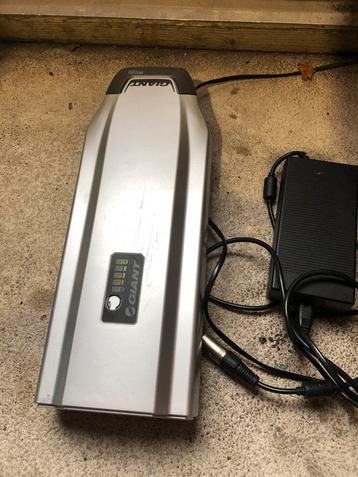 Giant twist aspero/power accu met oplader beschikbaar voor biedingen