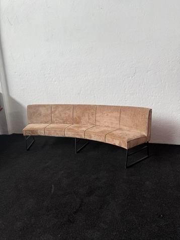 Stijlvolle vintage bank beschikbaar voor biedingen
