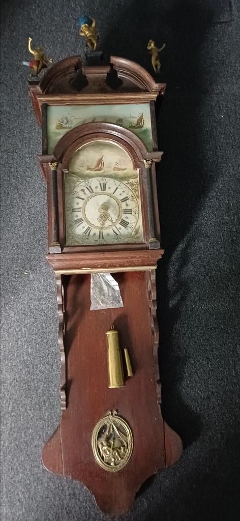 Friese staartklok zg dubbelkapper, Huis en Inrichting, Woonaccessoires | Klokken, Gebruikt, Wandklok, Ophalen