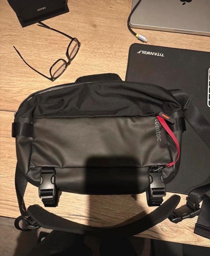 Tomtoc Laptop Schoudertas 13 inch - Zo goed als nieuw!, Sieraden, Tassen en Uiterlijk, Tassen | Rugtassen, Zo goed als nieuw, Overige merken