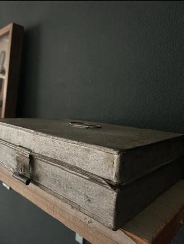 Frans blik zeer decoratief brocante beschikbaar voor biedingen